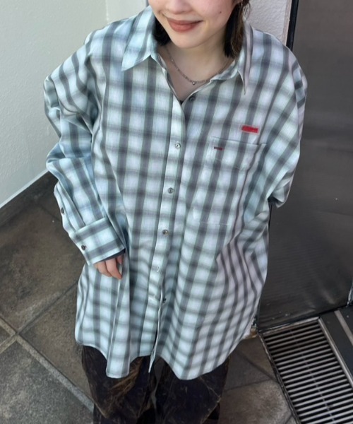 JEANASIS（ジーナシス）の「【25quee】ストリートアソートBIGシャツ/579596（シャツ/ブラウス・レディース・レッド系その他/ホワイト/ブラック系その他/イエロー系その他/ライトブルー/ブルー系その他/グリーン系その他/ブルー系/ブラック系その他2/ピンク系その他・SMALL/FREE）」の5枚目の写真