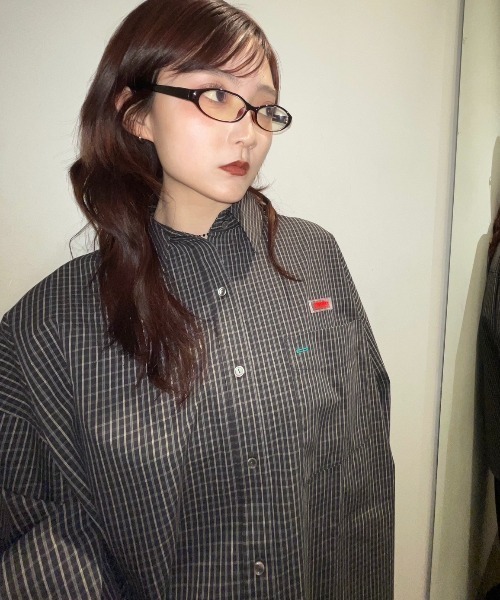 JEANASIS（ジーナシス）の「【25quee】ストリートアソートBIGシャツ/579596（シャツ/ブラウス・レディース・レッド系その他/ホワイト/ブラック系その他/イエロー系その他/ライトブルー/ブルー系その他/グリーン系その他/ブルー系/ブラック系その他2/ピンク系その他・SMALL/FREE）」の4枚目の写真