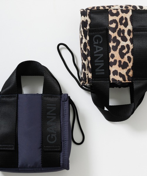 GANNI（ガニー）の「GANNI 別注 Recycled tech Mini Tote（ショルダーバッグ・レディース・ネイビー/ベージュ系その他・FREE）」の22枚目の写真