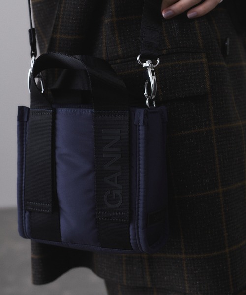 GANNI（ガニー）の「GANNI 別注 Recycled tech Mini Tote（ショルダーバッグ・レディース・ネイビー/ベージュ系その他・FREE）」の18枚目の写真