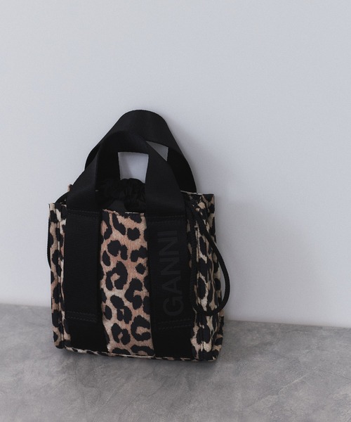 GANNI（ガニー）の「GANNI 別注 Recycled tech Mini Tote（ショルダーバッグ・レディース・ネイビー/ベージュ系その他・FREE）」の16枚目の写真