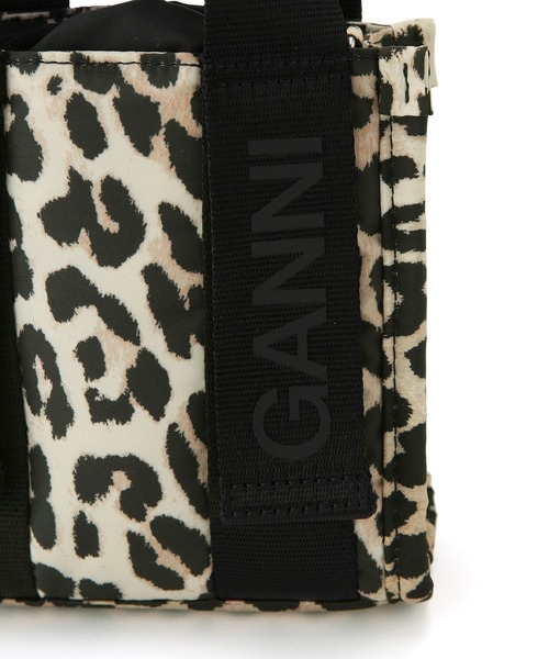 GANNI（ガニー）の「GANNI 別注 Recycled tech Mini Tote（ショルダーバッグ・レディース・ネイビー/ベージュ系その他・FREE）」の10枚目の写真