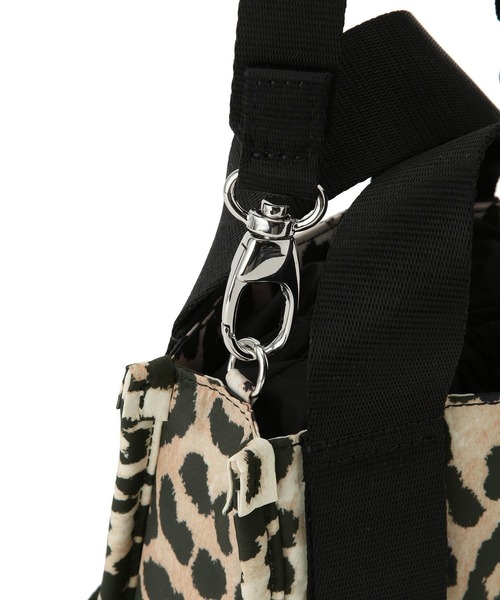 GANNI（ガニー）の「GANNI 別注 Recycled tech Mini Tote（ショルダーバッグ・レディース・ネイビー/ベージュ系その他・FREE）」の8枚目の写真