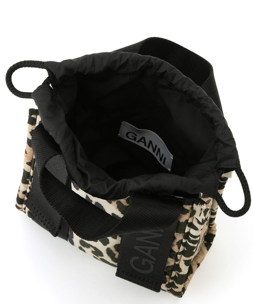 GANNI（ガニー）の「GANNI 別注 Recycled tech Mini Tote（ショルダーバッグ・レディース・ネイビー/ベージュ系その他・FREE）」の5枚目の写真