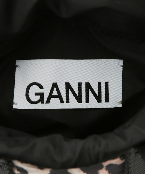 GANNI（ガニー）の「GANNI 別注 Recycled tech Mini Tote（ショルダーバッグ・レディース・ネイビー/ベージュ系その他・FREE）」の3枚目の写真