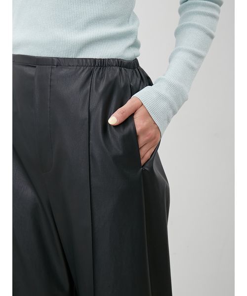 Mila Owen(ミラオーウェン)の「フェイクレザーセンタープレスワイドイージーパンツ(その他パンツ・レディース・ブラウン/ブラック・0/1)」の13枚目の写真