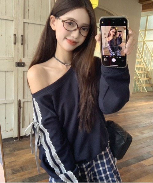 SHEPP(シープ)の「サイドライン レース リボン オフショル スウェット(スウェット・レディース・ネイビー/グレー・S/M)」の2枚目の写真