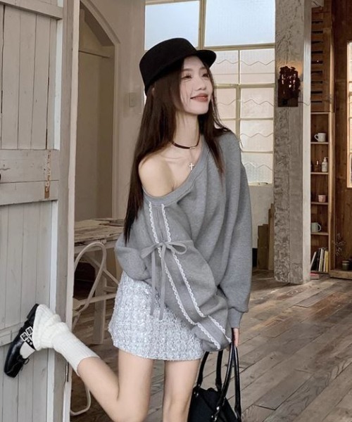 SHEPP(シープ)の「サイドライン レース リボン オフショル スウェット(スウェット・レディース・ネイビー/グレー・S/M)」の4枚目の写真