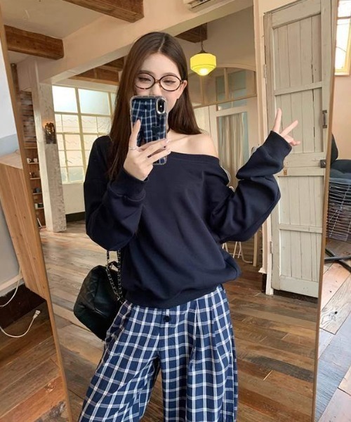 SHEPP(シープ)の「サイドライン レース リボン オフショル スウェット(スウェット・レディース・ネイビー/グレー・S/M)」の6枚目の写真