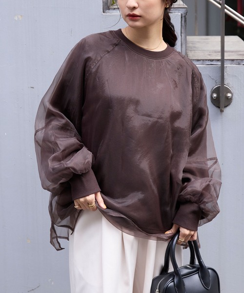 MONO-MART（モノマート）の「シアーレイヤードボリュームスリーブオーバーサイズスウェット（スウェット・レディース・チャコールグレー/ブラック/アイボリー/ライトグレー/ピンク/ブラウン・L/M）」の19枚目の写真