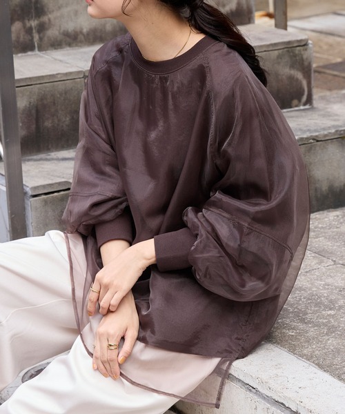 MONO-MART（モノマート）の「シアーレイヤードボリュームスリーブオーバーサイズスウェット（スウェット・レディース・チャコールグレー/ブラック/アイボリー/ライトグレー/ピンク/ブラウン・L/M）」の20枚目の写真