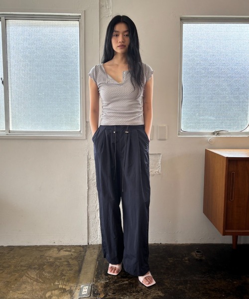 FUULLY STUDIO（フーリィーステューディオ）の「グログランタックワイドパンツ/撥水（その他パンツ・レディース・ベージュ/ネイビー・FREE）」の11枚目の写真