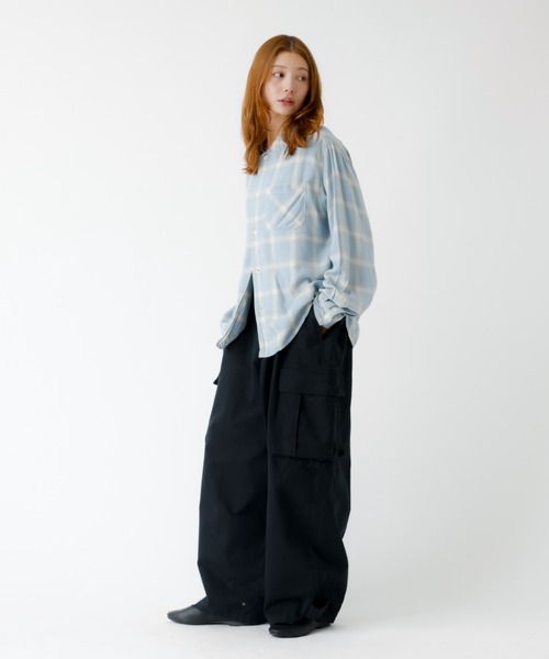 Johnbull(ジョンブル)の「【JOHNBULL/ジョンブル】MIL サロペット/サロペット/オーバーサイズ【WEB限定】(サロペット/オーバーオール・レディース・カーキ/ブラック・フリー)」の4枚目の写真