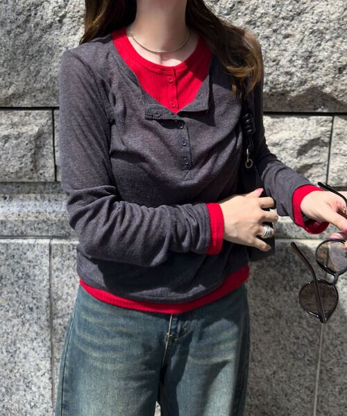 KOBE LETTUCE（コウベレタス）の「レイヤード風ヘンリーネックシアートップス（Tシャツ/カットソー・レディース・ブラウン/ワイン/チャコール/ネイビー・M）」の2枚目の写真