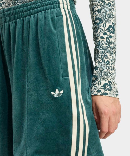 adidas（アディダス）の「adidas Originals × Liberty London デボス加工 ベルベット ショーツ / ハーフパンツ / アディダスオリジナルス adidas Originals（その他パンツ・レディース・グリーン・LARGE/MEDIUM/SMALL/XX-LARGE/X-LARGE）」の3枚目の写真