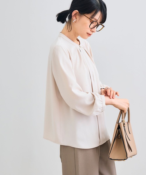 CROSS FUNCTION（クロスファンクション）の「《シワになりにくい》シルキーサテン2WAYタックブラウス【CROSS FUNCTION/クロスファンクション】（シャツ/ブラウス・レディース・オフホワイト/ライトベージュ・LL/M/L）」の16枚目の写真
