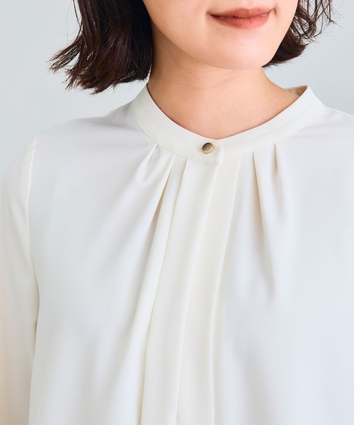 CROSS FUNCTION（クロスファンクション）の「《シワになりにくい》シルキーサテン2WAYタックブラウス【CROSS FUNCTION/クロスファンクション】（シャツ/ブラウス・レディース・オフホワイト/ライトベージュ・LL/M/L）」の6枚目の写真