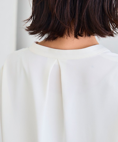 CROSS FUNCTION（クロスファンクション）の「《シワになりにくい》シルキーサテン2WAYタックブラウス【CROSS FUNCTION/クロスファンクション】（シャツ/ブラウス・レディース・オフホワイト/ライトベージュ・LL/M/L）」の7枚目の写真