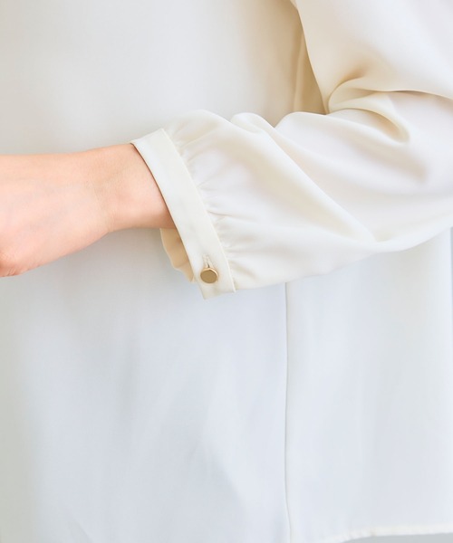 CROSS FUNCTION（クロスファンクション）の「《シワになりにくい》シルキーサテン2WAYタックブラウス【CROSS FUNCTION/クロスファンクション】（シャツ/ブラウス・レディース・オフホワイト/ライトベージュ・LL/M/L）」の8枚目の写真