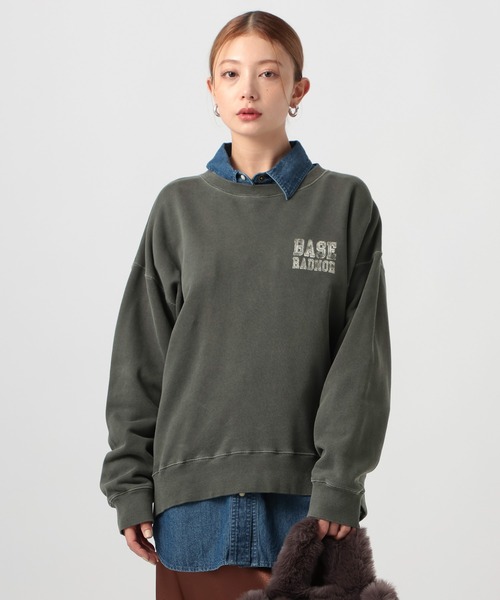 BAYFLOW（ベイフロー）の「[サイズ感がアップデート]ピグメントロゴスウェット（スウェット・レディース・オフホワイト/チャコール/マスタード/ブラウン/グリーン/レッド・SMALL/MEDIUM）」の2枚目の写真