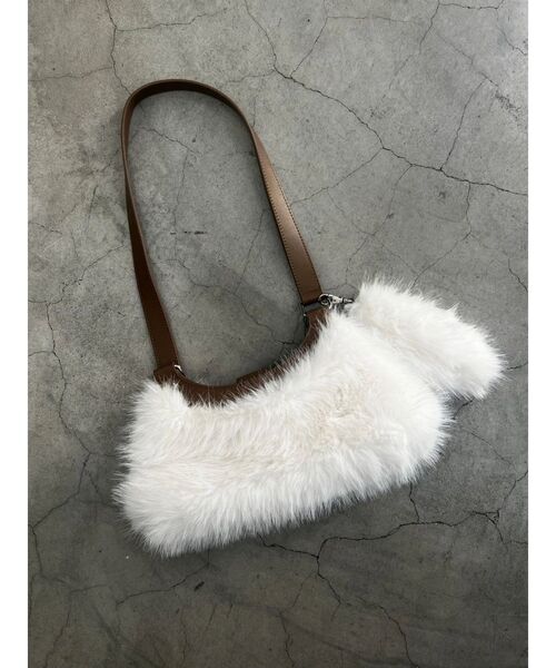 EMODA（エモダ）の「フェイクファーチャームショルダーバッグ（ショルダーバッグ・レディース・ベージュ/ホワイト・FREE）」の2枚目の写真