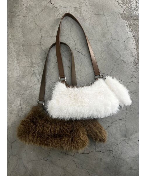 EMODA（エモダ）の「フェイクファーチャームショルダーバッグ（ショルダーバッグ・レディース・ベージュ/ホワイト・FREE）」の3枚目の写真