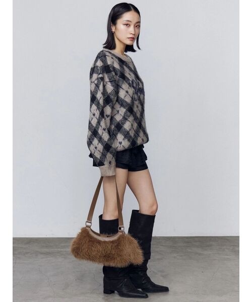 EMODA（エモダ）の「フェイクファーチャームショルダーバッグ（ショルダーバッグ・レディース・ベージュ/ホワイト・FREE）」の4枚目の写真