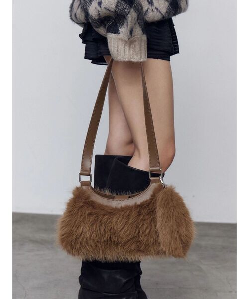 EMODA（エモダ）の「フェイクファーチャームショルダーバッグ（ショルダーバッグ・レディース・ベージュ/ホワイト・FREE）」の6枚目の写真