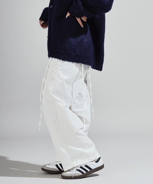 Chick(チック)の「Separate-fabric Docking Layered Nylon Pants / 別生地ドッキング レイヤードナイロンパンツ(その他パンツ・レディース・ホワイト/グレー・FREE)」の4枚目の写真