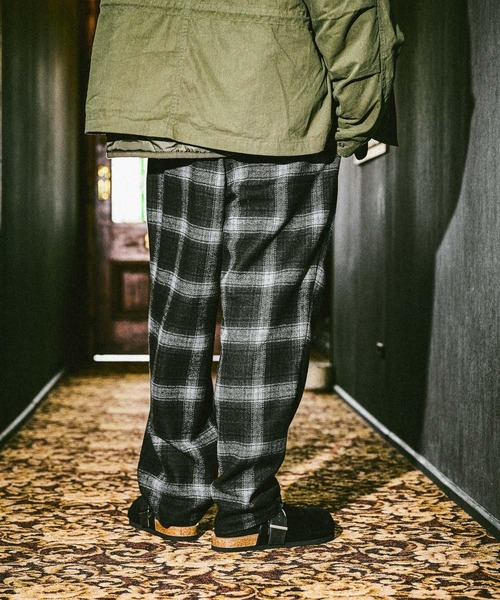 niko and...（ニコアンド）の「ツータックテーパードパンツ（スラックス・メンズ・その他1/チャコール/ベージュ/ライトグレー/ブラウン/ブラック・MEDIUM/LARGE）」の17枚目の写真