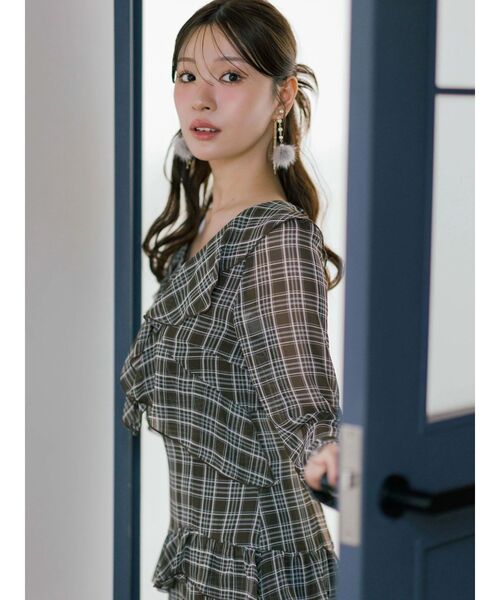 MERCURYDUO（マーキュリーデュオ）の「ラッフルイレヘムロングワンピース（ワンピース・レディース・ブラウン/ブラック/グレー・MEDIUM/SMALL）」の5枚目の写真