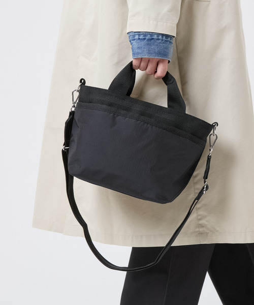 LeSportsac（レスポートサック）の「SMALL BUCKET TOTE リサイクルドブラックJP（トートバッグ・レディース・ブラック・FREE）」の2枚目の写真