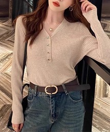 フィット感が映える美シルエット Vネックデザインボタンリブニット