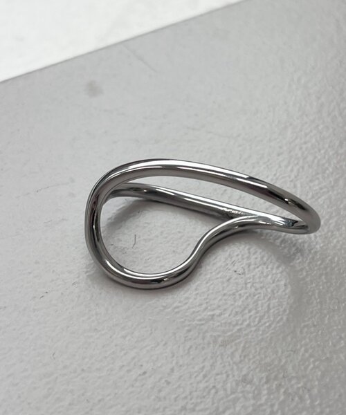 SHENERY（シーナリー）の「カーブラインダブルリング（リング・レディース・ゴールド/シルバー・FREE）」の2枚目の写真