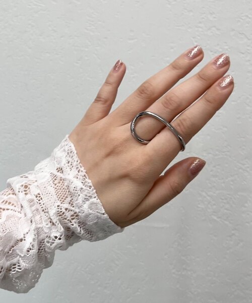 SHENERY（シーナリー）の「カーブラインダブルリング（リング・レディース・ゴールド/シルバー・FREE）」の4枚目の写真