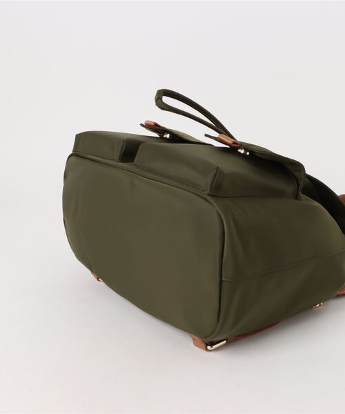 COLE HAAN(コールハーン)の「ナイロン フラップ バックパック womens(バックパック/リュック・レディース・グリーン・OSFA)」の6枚目の写真