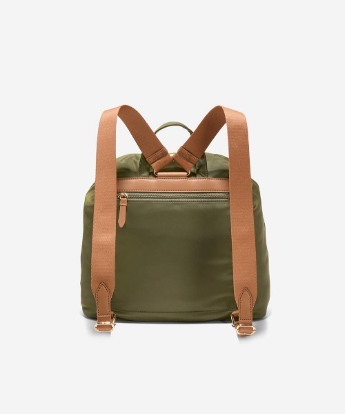 COLE HAAN(コールハーン)の「ナイロン フラップ バックパック womens(バックパック/リュック・レディース・グリーン・OSFA)」の2枚目の写真