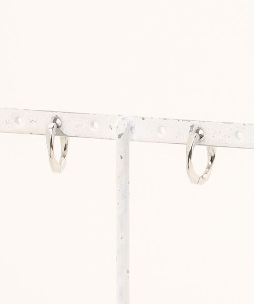 VIBGYOR(ヴィブジョー)の「ツイスト フープピアス / シルバー・ゴールド 2カラー展開 ユニセックス 両耳用(DAY)(ピアス(両耳用)・レディース・シルバー/ゴールド・FREE)」の8枚目の写真