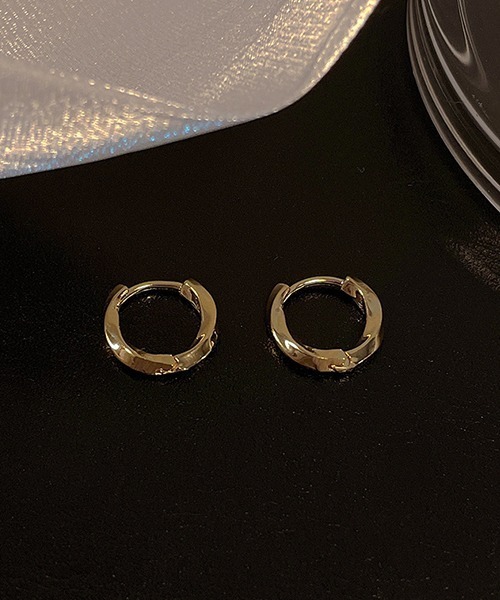 VIBGYOR(ヴィブジョー)の「ツイスト フープピアス / シルバー・ゴールド 2カラー展開 ユニセックス 両耳用(DAY)(ピアス(両耳用)・レディース・シルバー/ゴールド・FREE)」の5枚目の写真