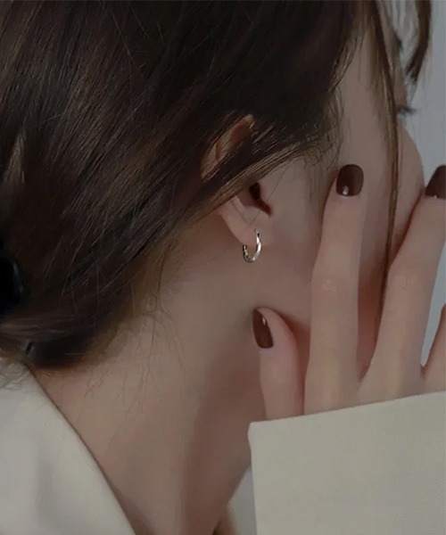 VIBGYOR(ヴィブジョー)の「ツイスト フープピアス / シルバー・ゴールド 2カラー展開 ユニセックス 両耳用(DAY)(ピアス(両耳用)・レディース・シルバー/ゴールド・FREE)」の7枚目の写真