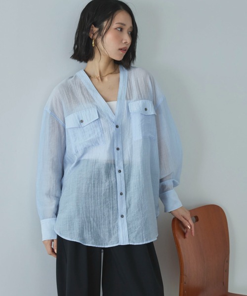 Doux archives（ドゥアルシーヴ）の「Ｖ開きシアー楊柳ブラウス（シャツ/ブラウス・レディース・オフホワイト/サックスブルー/ピンクベージュ・FREE）」の2枚目の写真