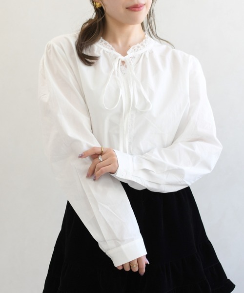 31 Sons de mode(トランテアン ソン ドゥ モード)の「一部店舗限定 レース細リボンブラウス(シャツ/ブラウス・レディース・イエロー/ブルー系/ホワイト・フリ-)」の1枚目の写真