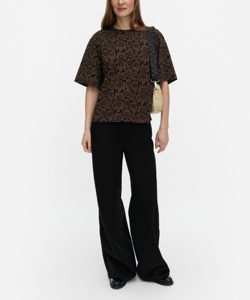 marimekko(マリメッコ)の「Juulia Unikko / T-shirt(Tシャツ/カットソー・レディース・ダークブラウン/レッド・XX-SMALL/LARGE/MEDIUM/SMALL/X-LARGE/X-SMALL)」の1枚目の写真
