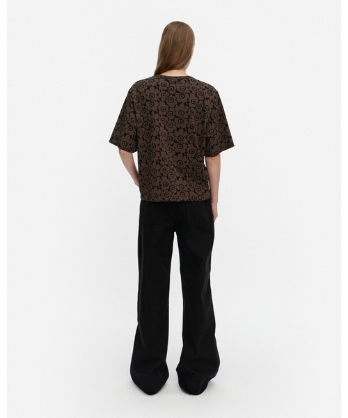 marimekko(マリメッコ)の「Juulia Unikko / T-shirt(Tシャツ/カットソー・レディース・ダークブラウン/レッド・XX-SMALL/LARGE/MEDIUM/SMALL/X-LARGE/X-SMALL)」の10枚目の写真