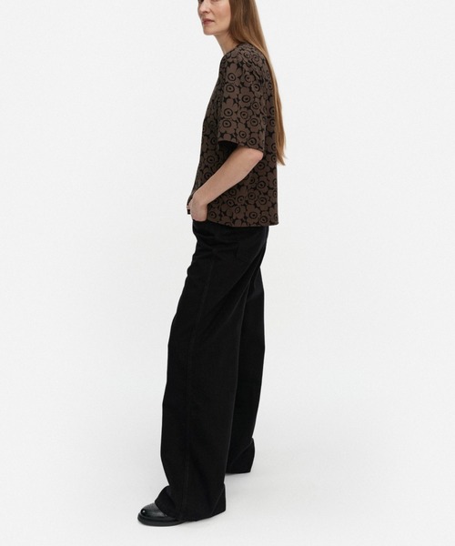 marimekko(マリメッコ)の「Juulia Unikko / T-shirt(Tシャツ/カットソー・レディース・ダークブラウン/レッド・XX-SMALL/LARGE/MEDIUM/SMALL/X-LARGE/X-SMALL)」の11枚目の写真
