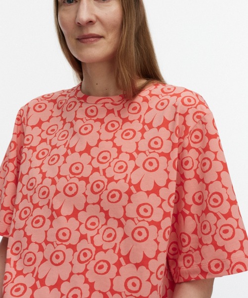 marimekko(マリメッコ)の「Juulia Unikko / T-shirt(Tシャツ/カットソー・レディース・ダークブラウン/レッド・XX-SMALL/LARGE/MEDIUM/SMALL/X-LARGE/X-SMALL)」の4枚目の写真