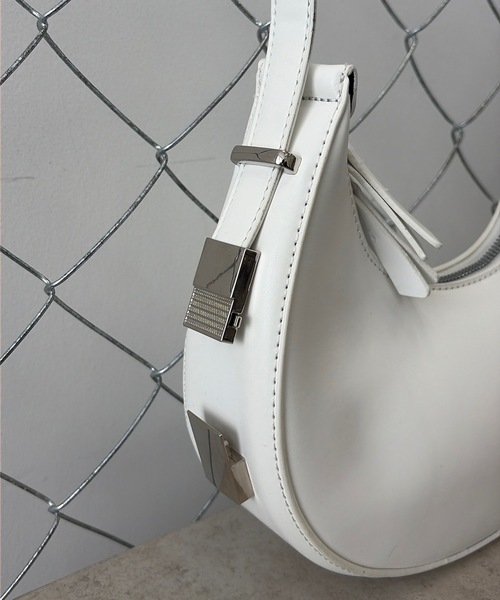 TONER（トナー）の「メタルポイント三日月ミニバッグ/ロゴプレート付き（ハンドバッグ・レディース・ホワイト/ブラウン/グリーン/ブラック/シルバー・FREE）」の7枚目の写真