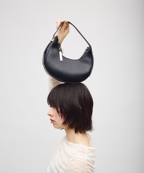 TONER（トナー）の「メタルポイント三日月ミニバッグ/ロゴプレート付き（ハンドバッグ・レディース・ホワイト/ブラウン/グリーン/ブラック/シルバー・FREE）」の13枚目の写真