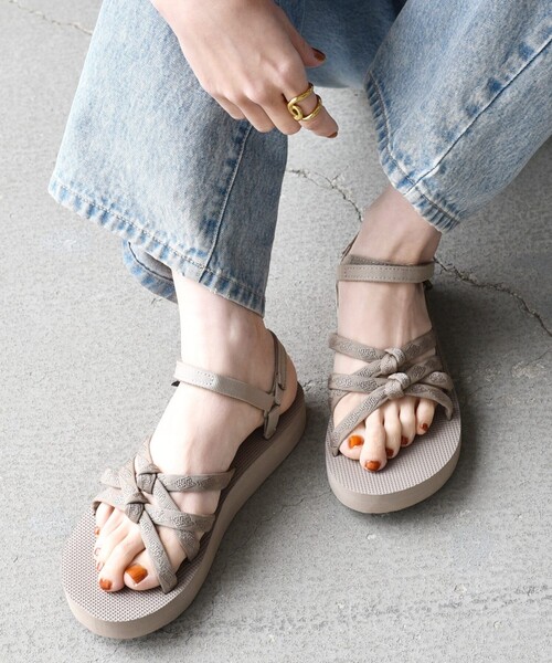 Teva(テバ)の「TEVA: MIDFORM KENA SLIM ストラップ サンダル(サンダル・レディース・ブラック/ベージュ・25/24/23)」の2枚目の写真