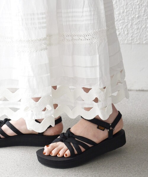 Teva(テバ)の「TEVA: MIDFORM KENA SLIM ストラップ サンダル(サンダル・レディース・ブラック/ベージュ・25/24/23)」の1枚目の写真